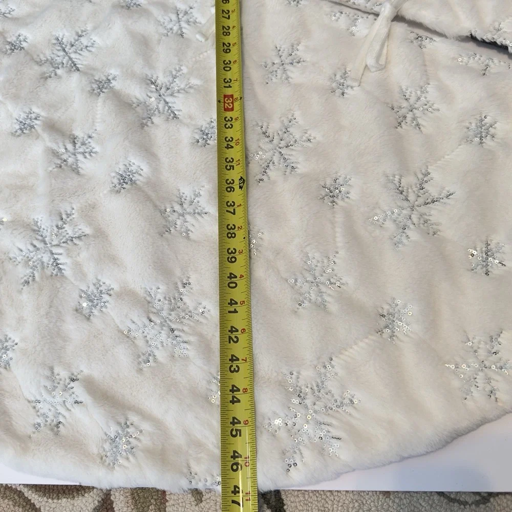 TAHARI Plush Faux Fur Sequin Snowflakes Christmas Tree Skirt 47